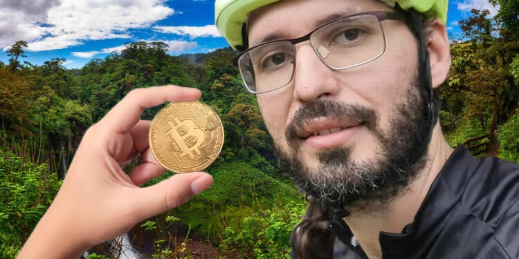 Eugenio, el ciclista que paga con bitcoin, en paisaje de Costa Rica
