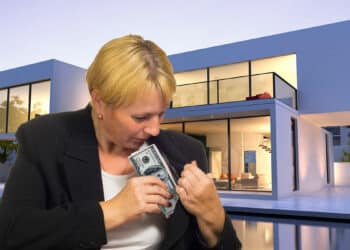 mujer esconde billetes de dólares en chaqueta con lujosa casa en el fondo