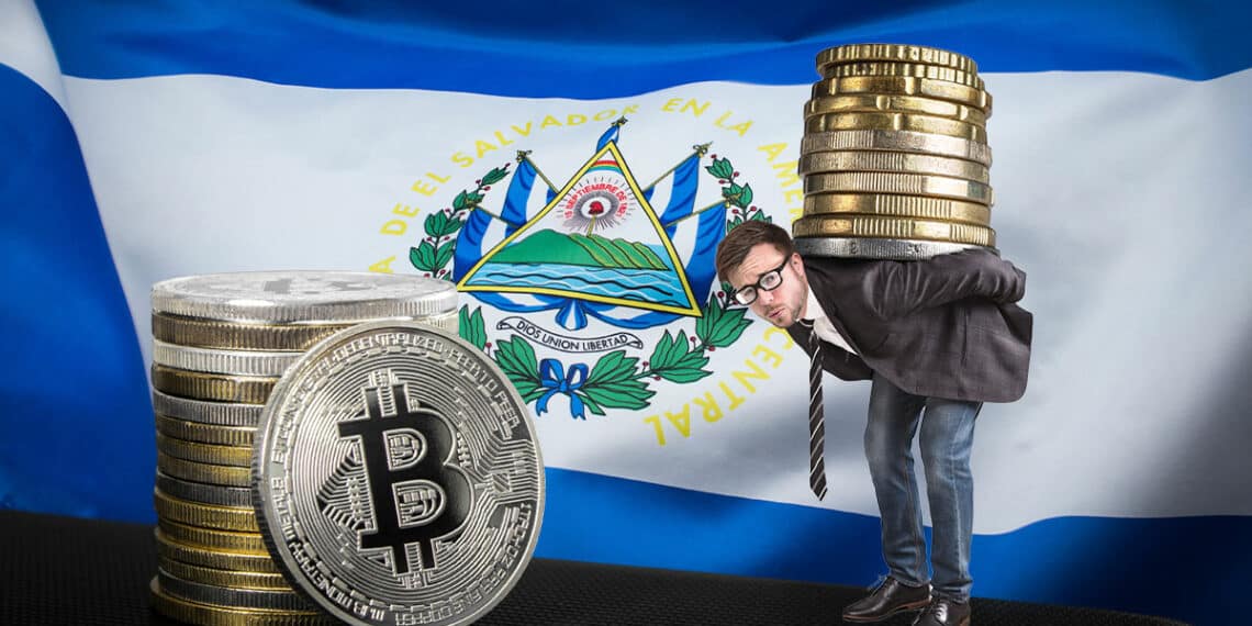 hombre sostiene pila de monedas junto a moneda de bitocin con bandera de El Salvador en el fondo