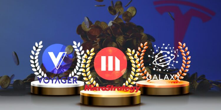 logos de MicroStrategy, Galaxy Digital y Voyaer en podio con pila de monedas de bitcoin en el fondo y logo de tesla