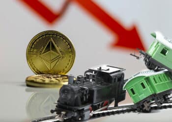 moneda de ethereum junto a trenes chocando con flecha bajista en el fondo