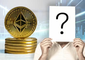 persona sostiene papel con signo de interroación junto a moneda de Ethereum con gráfico de precio en el fondo