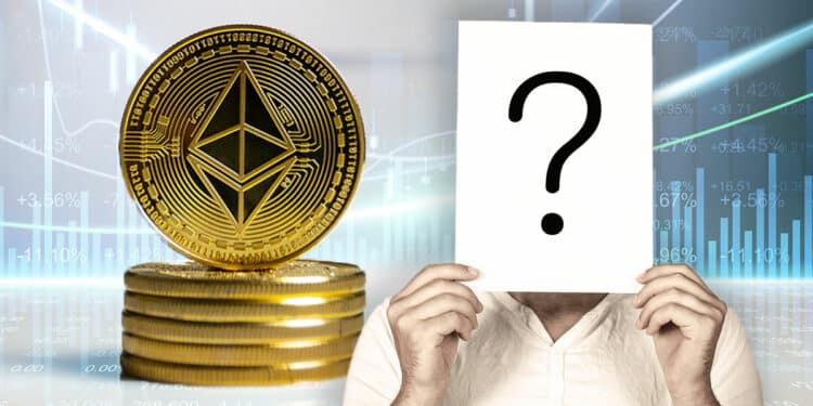 persona sostiene papel con signo de interroación junto a moneda de Ethereum con gráfico de precio en el fondo