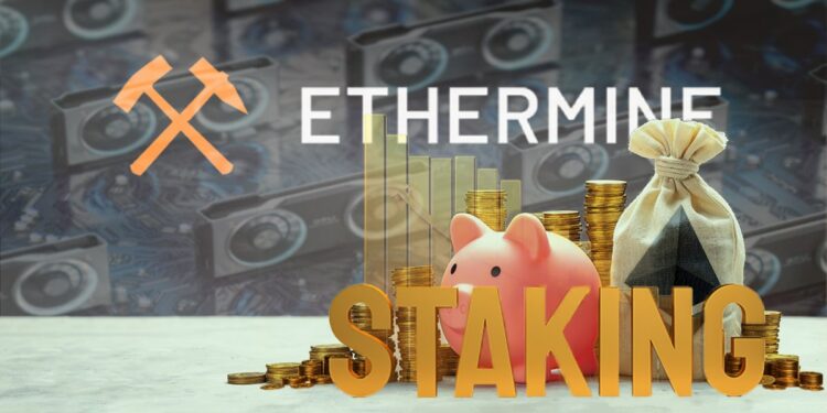 monedas acumuladas detrás de alcancía de cocio y bolsa con loso de ethereum con mineros de gpu en el fondo con logo de ethermine superpuesto