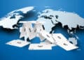Cartas con dinero fiat junto al mapa mundial.