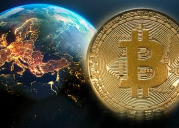 moneda de bitcoin con globo terraqueo en el fondo monstrando iluminado el continente europeo