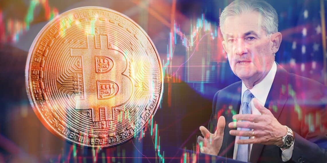 Moneda de bitcoin junto a Jerome Powell con gráficos de precio superpuestos