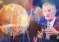 Moneda de bitcoin junto a Jerome Powell con gráficos de precio superpuestos