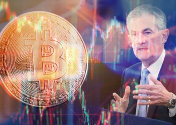 Moneda de bitcoin junto a Jerome Powell con gráficos de precio superpuestos