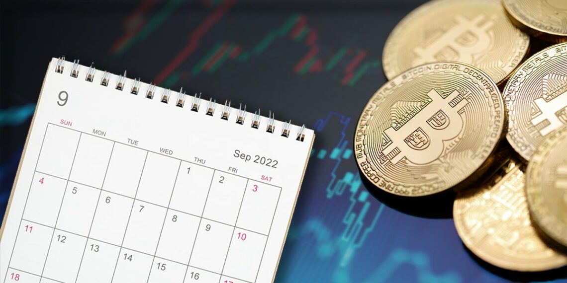 monedas de bitcoin junto a calendario de semptiembre con gráficos de precio en el fondo