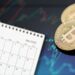 monedas de bitcoin junto a calendario de semptiembre con gráficos de precio en el fondo