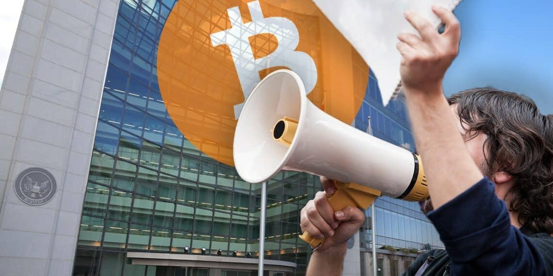 hombre protestando con logo de bitcoin y oficinas de la SEC en el fondo