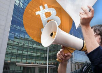 hombre protestando con logo de bitcoin y oficinas de la SEC en el fondo