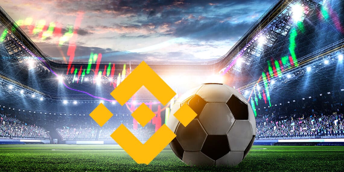 Pelota de fútbol junto al logo de Binance.