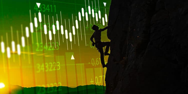 hombre escalando pared con gráfico de precio en el fondo