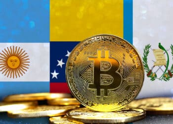 Bitcoin acompañado de las banderas de Argentina, Guatemala y Venezuela.