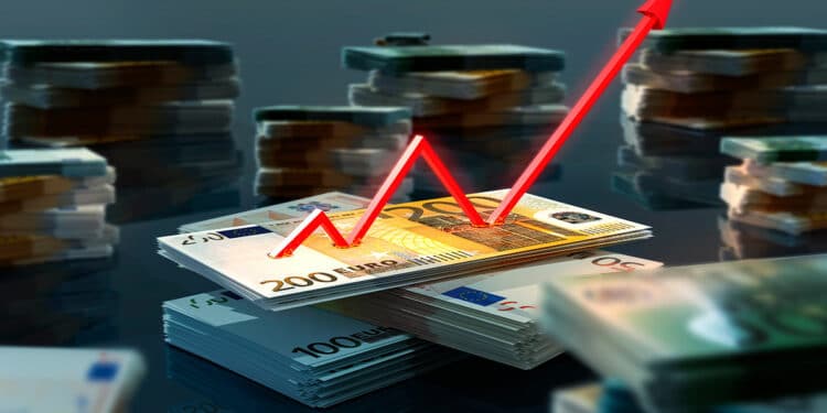 flecha señalando inflació sobre billetes de euro apilados