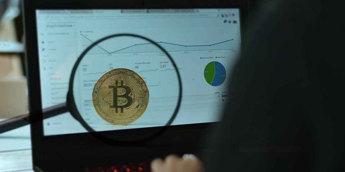 lupa sobre bitcoin en pantalla en página de gráfico de tendencia de busqueda