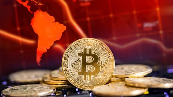 Latinos usan bitcoin para burlar la inflación, pero deben cultivar 3 factores: analistas