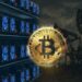 moneda de bitcoin brillante en frente de rigs de asic y extractores de petróleo