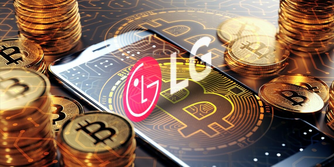 logo de LG sobre teléfono móvil con logo de bitcoin en pantalla y monedas de bitcoin alrededor