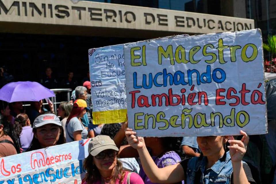 Maestros de Venezuela protestando.