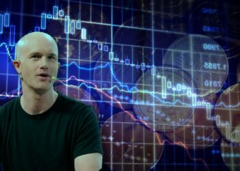 Brian Armstrong en frente de gráfico de mercado bajista con criptomonedas en el fondo
