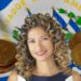 Mónica Taher, con bandera de El Salvador y Bitcoin