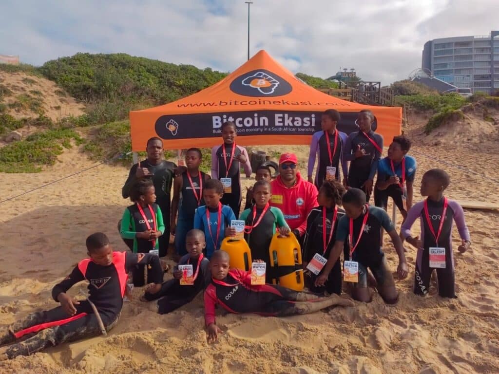 Niños de África aprenden a surfear con el proyecto de ciudadela Bitcoin Ekasi.