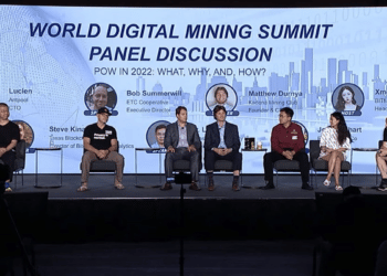 De izquierda a derecha: Lucien Chen, Josh Swihart, Steve Kinart, Matthew Durnya, Le Xie, Xmei Lin y Bob Summerwill. Fuente: World Digital Mining Summit