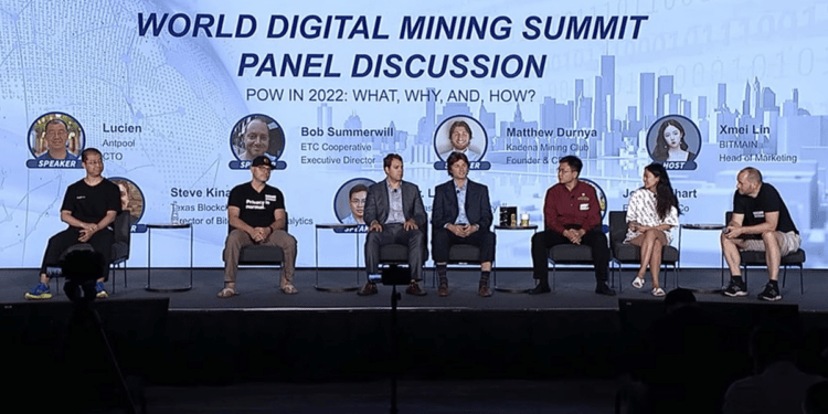De izquierda a derecha: Lucien Chen, Josh Swihart, Steve Kinart, Matthew Durnya, Le Xie, Xmei Lin y Bob Summerwill. Fuente: World Digital Mining Summit