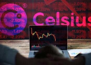 Logo de Celsius y velas de trading rojas.