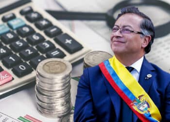 Gustavo Petro, de Colombia, junto a unas monedas.