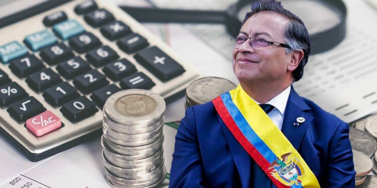 Gustavo Petro, de Colombia, junto a unas monedas.