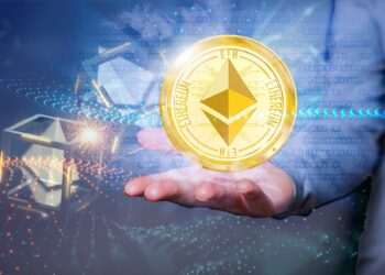 hombre sostiene moneda de ethereum con fusion de bloques de ethereum en el fondo