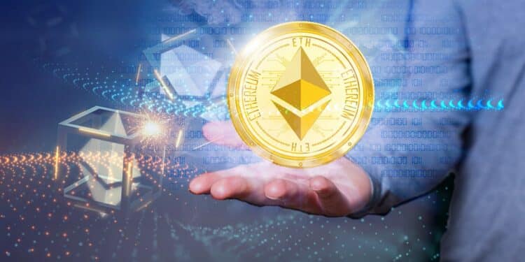 hombre sostiene moneda de ethereum con fusion de bloques de ethereum en el fondo