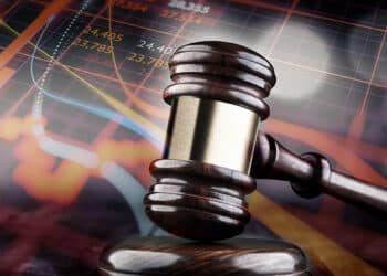 martillo de juez con gráfico bajista de mercado en el fondo