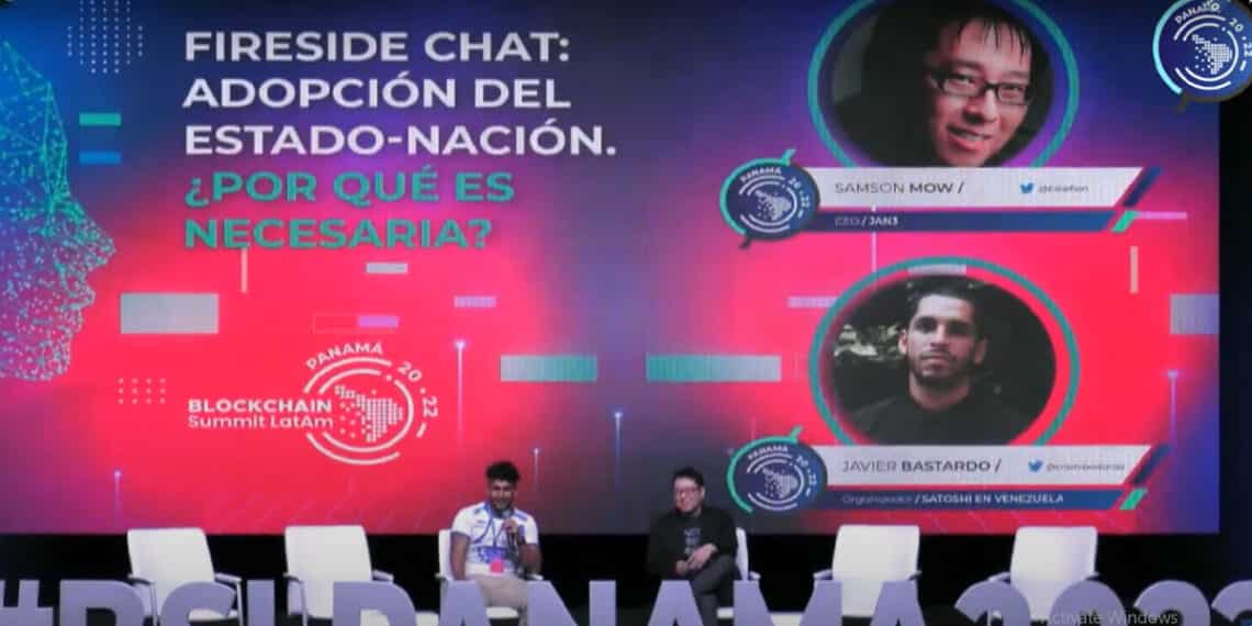 Javier Bastardo (izquierda) junto a Samson Mow (derecha) sobre el escenario de la Blockchain Summit Latam Panamá 2022