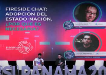 Javier Bastardo (izquierda) junto a Samson Mow (derecha) sobre el escenario de la Blockchain Summit Latam Panamá 2022