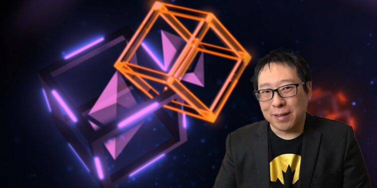Samson Mow en frente de bloques de ethereum fusionandose