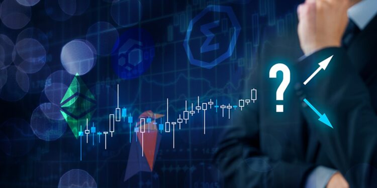 logos de ravecoin, flux y ergo sobre grafico de precios con trader cuestionando próximos movimientos