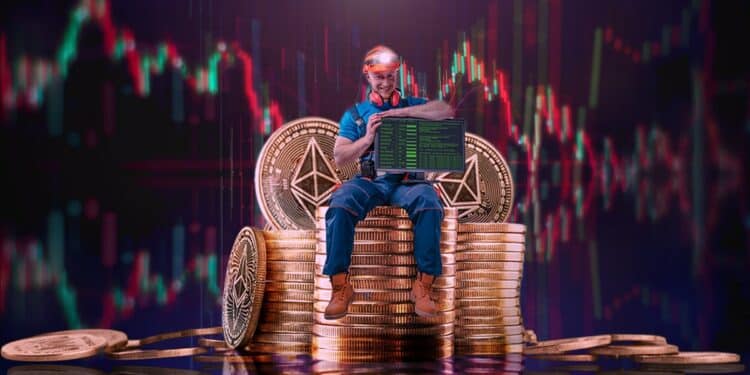 minero sosteniendo pantalla sentado sobre monedas de ethereum apiladas con gráfios en el fondo