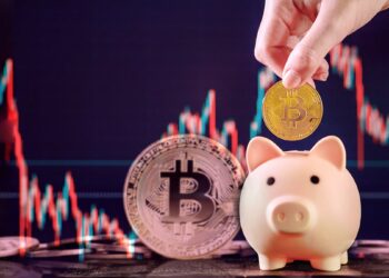 mujer depositando moneda de bitcoin en alcancía con monedas de bitcoin y gráfico en el fondo