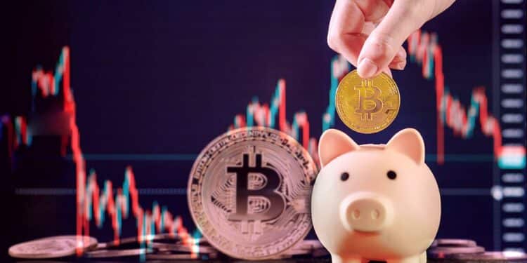 mujer depositando moneda de bitcoin en alcancía con monedas de bitcoin y gráfico en el fondo