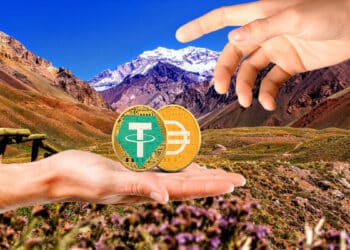 Paisaje de Mendoza con manos entregando DAI y USDT