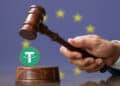 Stablecoin USD junto a un martillo acompañados de la bandera de Europa.