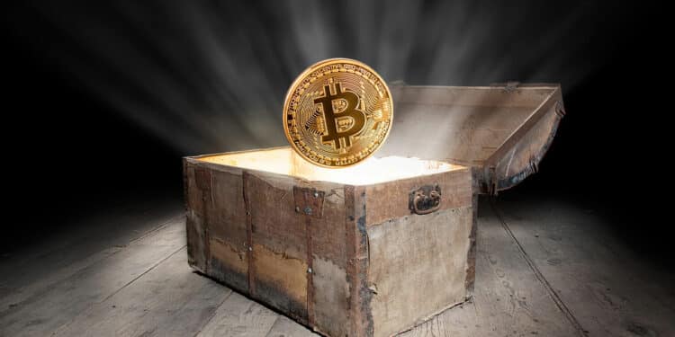 moneda de bitcoin saliendo de cofre