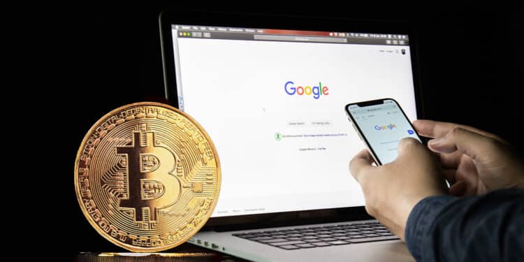 Persona navegando por internet junto a un bitcoin.