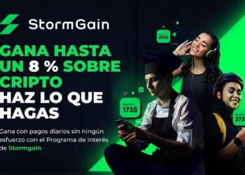 Tres jóvenes, dos muchachas y un muchacho, escuchan música y revisan sus celulares.