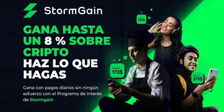 Tres jóvenes, dos muchachas y un muchacho, escuchan música y revisan sus celulares.